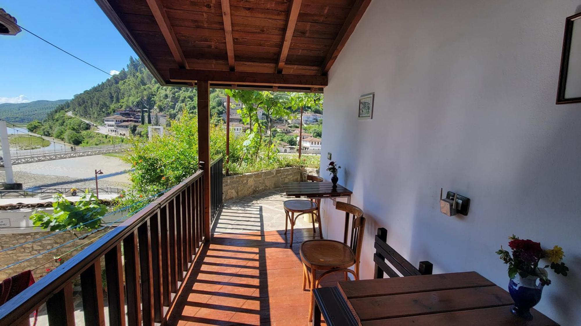 Guest House Mangalem Берат Екстериор снимка