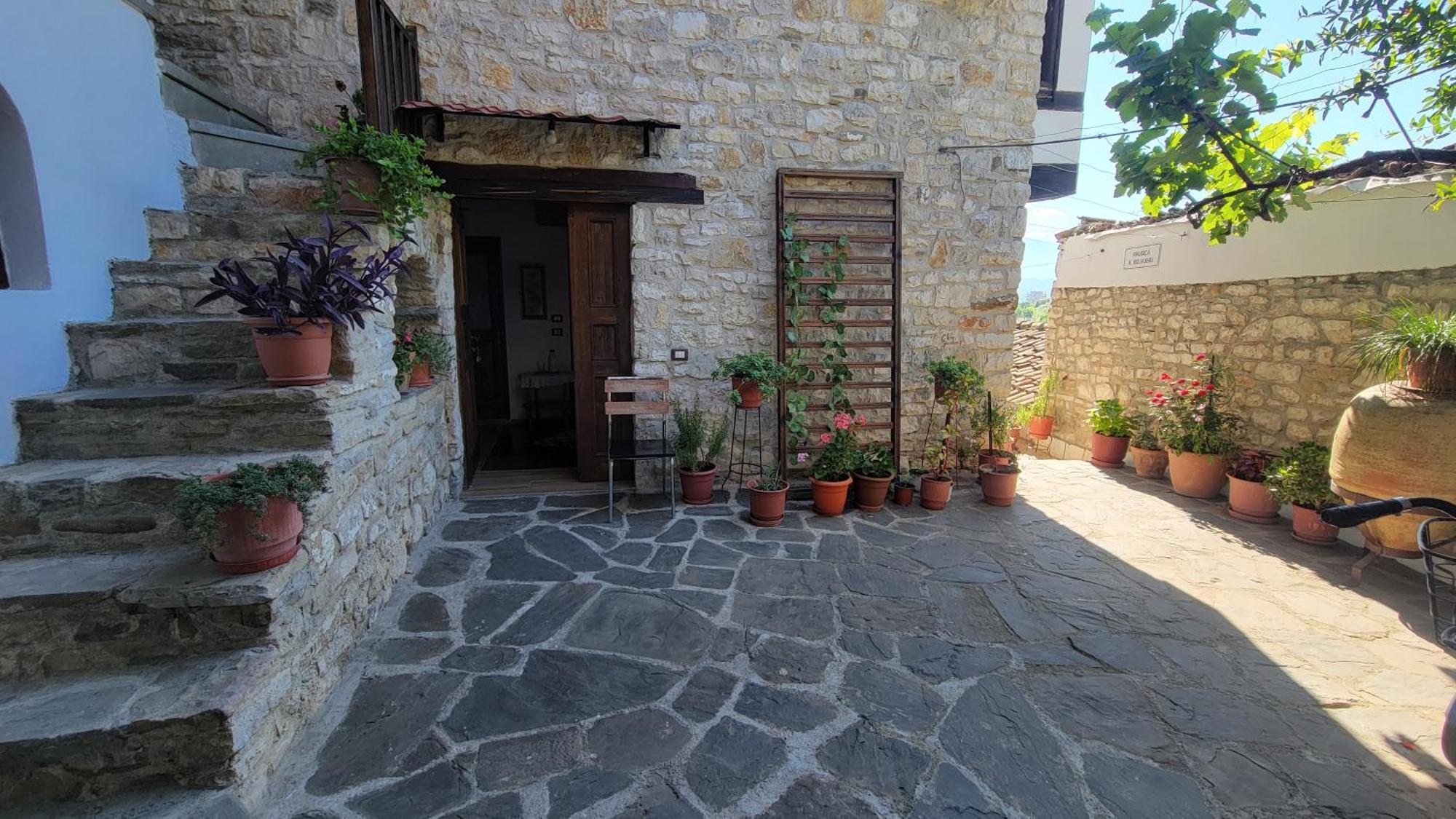 Guest House Mangalem Берат Екстериор снимка