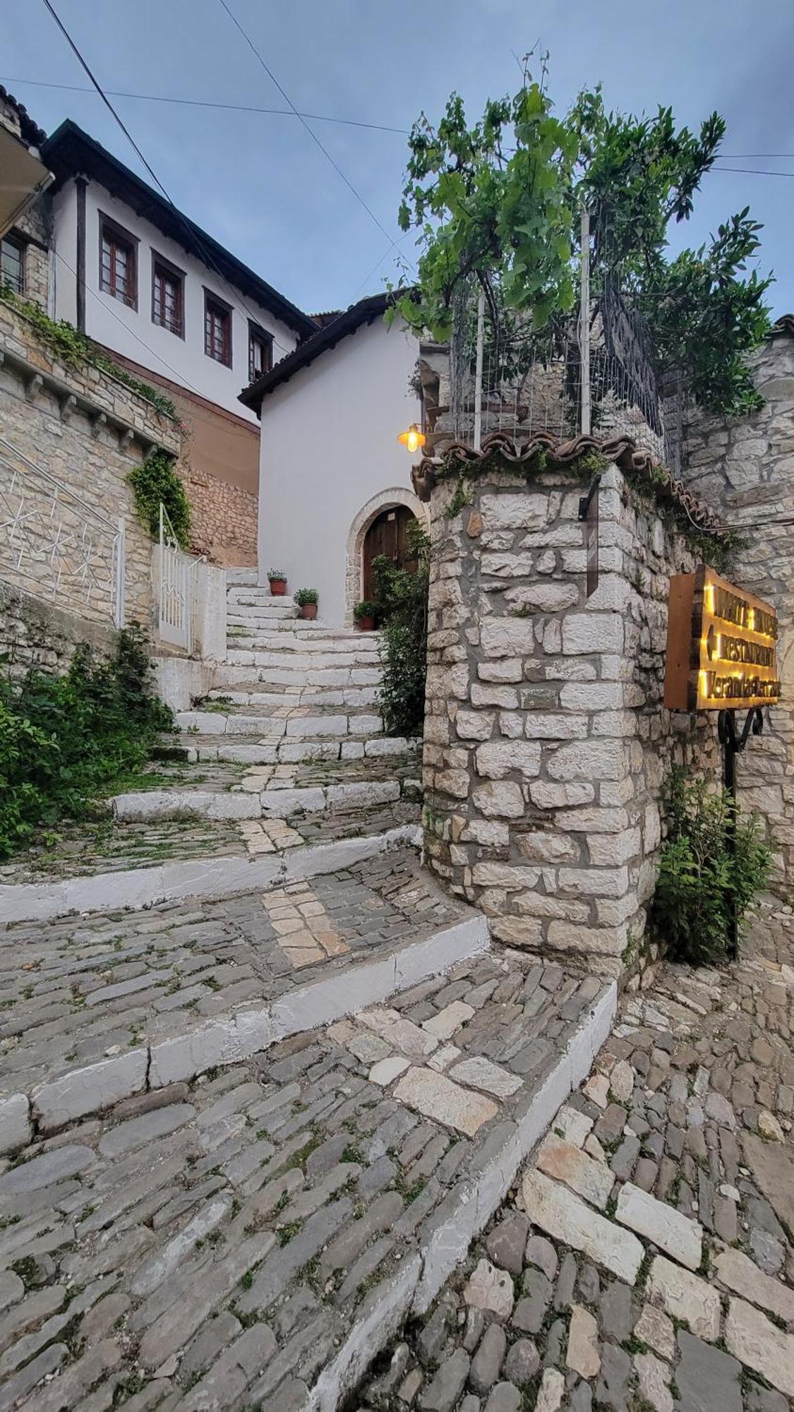 Guest House Mangalem Берат Екстериор снимка